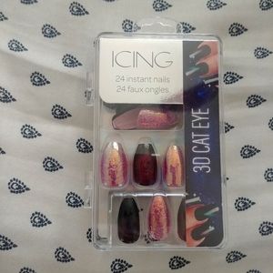 Icing pink cat eye glue on nails